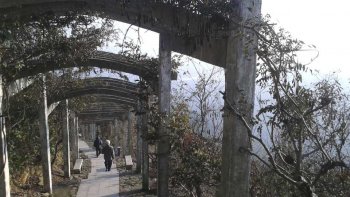 De nouveau un petit tour d'Asie(chine)entre autre ou sont jusqu’en fin juin ma fille et sa petite famille.J'ai des réserves de photos éventuellement pour vous faire voyager.Mais les prochaines ballades (en live)viendront toujours en leur compagnies des états unis,vers détroit.En attendant,bon voyage au fond de votre canapé******Roland  ou  Durandal.