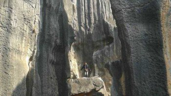 à traves ce beau texte ROLAND53 rend hommage Aux femmes en blouse blanche.