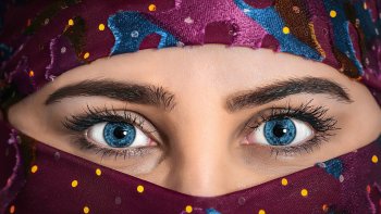 La Femme a toujours été source d'inspiration pour les Artistes.
Peintres, sculpteurs, écrivains,  poètes et compositeurs ...
Le regard, le sourire, la démarche ou la voix ...
C'est tout cela qui m'a permis de composer cet hommage à  : "LA FEMME "