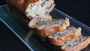 Pour faire cette recette, il faut impérativement avoir des bananes très mûres. Gâteau très parfumé et moelleux.