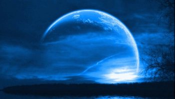 je viens de retrouver ce petit texte  que j'avais ecrit en 2017...
la lune appaise nos tourments....au moins les miens ...
permettez que je le publie à nouveau ...