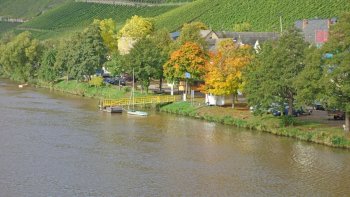 Des Vosges françaises,jusqu'au sol Allemand,la Moselle serpente entre des rives de beaux et riches vignobles
