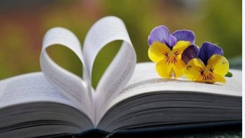 Qui  n'a  jamais  attendu un petit mot  ?......À tous ceux qui  ont  vainement  espéré, ce pont  entre   deux solitudes.....je vous offre  les  miens .......aux couleurs  de la poésie  des  jours........Oderay