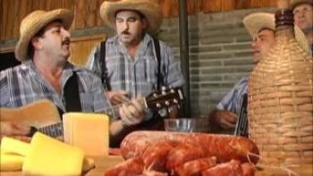 Aaah, la polenta...Anciennement plat du pauvre. À vrai dire la polenta n'était pas le plat lui-même mais la chanson qu'on entonnait à la fin des repas de fête, quand la boisson et un repas trop copieux faisaient leur effet.