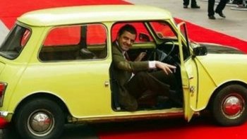 Mr Bean s'amuse à crier des ordres à des militaires ! La création folle et décalée de Rowan Atkinson Mr. Bean est un phénomène mondial ayant été vendu à plus de 200 territoires dans le monde et a été en distribution continue dans de nombreux territoires depuis 20 ans. Maintenant disponible en HD, le spectacle suit Mr Bean alors qu'il essaie de se sortir de situations embarrassantes mais ne finit qu'à se mettre dans plus de problèmes. M. Beans a remporté six prix, dont la Rose d'or de Montreux et un EMMY international, et est écrit par certains des plus grands comiques du Royaume-Uni, dont Richard Curtis et Ben Elton. !