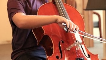   Au violoncelle,Christian-Pierre La -Marca...arrangement de Yesterday de John Lennon et Paul  mc Cartney.
C'était  hier......Cet instrument fait vibrer particulièrement  les  cordes  sensibles....un peu  en résonnance  de  l'âme  humaine.