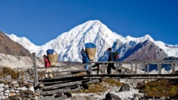 Si le NEPAL me tient tant à cœur, c'est parce que mon petit frère est
revenu de ce pays lointain "chamboulé " en ce mois d'avril écoulé.
      Quelques images pour ne pas oublier ce pays dévasté par un
séisme.
     Un peuple d'un grand courage, d'une grande générosité, surmontant
un grand malheur.
    Respect.
