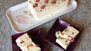 Utilisé un moule en silicone démontable si vous voulez étré sûr de pouvoir démouler facilement votre dessert au moment de servir sans l'abimer.