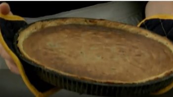 Le soleil est levé sur la cathédrale de Bayeux et le monastère de la Trinité. Sœur Marie-France, bénédictine du Saint-Sacrement, est aux fourneaux. Pas de question de dévoiler la recette secrète du gâteau de la Toussaint, mais vous aurez le droit de goûter la tarte aux châtaignes de Monique. Le beurre de Normandie est bien mou - c'est épatant pour pétrir la pâte brisée, du bout des doigts, puis l'étaler doucement avec le rouleau. Comme dit sœur Marie-France : » au début, on a l'impression que ça n'avance pas, et à un moment, on s'aperçoit que ça y est, la pâte a pris la bonne forme...un peu comme dans la vie spirituelle » ----- Ensuite c'est le Pasodoble en er mundo  qui vous ai proposait par PEPE ET SA TROMPETTE. !