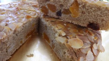 Gâteau sain et rustique à la farine intégrale et abricots.
