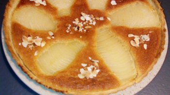 Tarte au poires confectionné en 1850 par un pâtissier Parisien établi rue bourdaloue.  C'est une variante de la tarte amandine servie chaude.