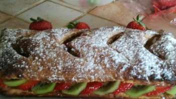 Dessert classique que l'on peut décliner avec tous les fruits de saison. L'association de la pâte feuilletée croustillante, de la crème aux amandes parfumée et des fruits est un délice.