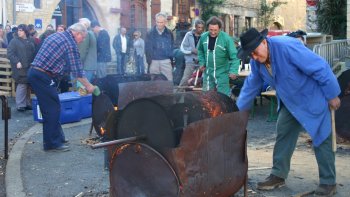 C'est dans la ville du Poète d'Ordissinautes Gérard Hicés  à Villefranche du Périgord que chaque année à l'approche de l'hiver à lieu cette magnifique fête. « La fête de la Châtaigne et du Cèpe ». Un grand moment de convivialité ou l'on partage les derniers fruits de la saison qui s'achève ; les châtaignes, le vin nouveau, le jus de pommes fraîchement pressées et les champignons s'ils s'en trouvent à temps cette année ! La fête rassemble dans un même élan habitants du village et touristes qui profitent de la belle arrière saison. Traditionnellement, de nombreux camping-caristes en périple dans la région se donnent d'ailleurs rendez-vous à Villefranche pour l occasion. La ville est une bastide fondée en 1261 par Alphonse de Poitiers. Elle est construite autour de sa place centrale, «La place de la Halle». Sur les bords sont les maisons à arcades datant du 13ème siècle, et une église du 14ème siècle qui à été construit en utilisant des plans par «d'Abadie » qui fut l'architecte pour le Sacré Cœur de Montmartre à Paris. !
