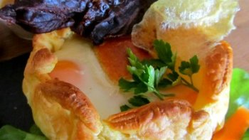 Idée originale pour présenter vos œufs cocotte : se servir d'une croûte en pâte feuilletée en lieu et place de votre ramequin habituel