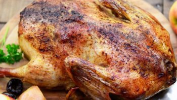 Je voudrais vous dire que (si le prix des truffes est abordable) je soulève la peau, dégraisse un peu et la veille y glisse quelques lamelles de truffe ainsi que dans le ventre sans oublier un beau bouquet garni. Je recouds ensuite au fil de cuisine.