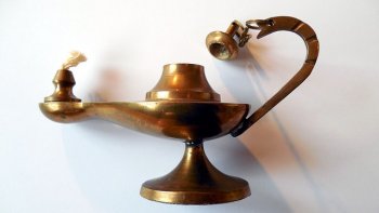 Un commercial, une secrétaire et un DRH sortent du bureau à midi
et marchent vers un petit  restaurant lorsqu'ils trouvent sur un banc,
une viellle lampe à huile...