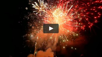 La Grande Motte avait organisé de MAGNIFIQUES feux d'artifice lors d'un spectacle Pyromélodique sur le thème de Noël en fin d'année 2017. Vous en pensez quoi ? Nous on adore !