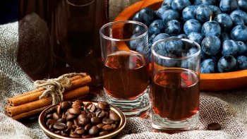 Le Pacharán : Liqueur aux gratins, café et anis. Le pacharán en plus de l'utilisation thérapeutique des " PRUNELLES ou " GRATTAGES ", la principale application qui leur a été donnée dans les " Pyrénées " a été comme ingrédient dans la préparation d'une LIQUEUR exquise : le pacharán. En 1995, Paco Sánchez, de Casa Bastero à Jasa ( Huesca ) il à montré comment était fabriquée cette savoureuse liqueur. !