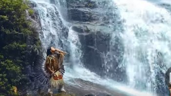 Raimy Salazar, interprète un chant  souvenir de son pays natal..."les sauvages fleurs jaunes..Belle mélodie nostalgique......