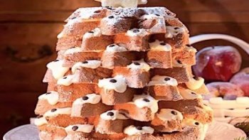 Le Pandoro, spécialité Véronaise, serait d'origine Autrichienne, dérivé du pane di Vienna. Il est apparu au XIXè siècle, remplaçant progressivement le nadalin des Noëls Véronnais. Cest à présent, avec le Panettone, l'un des gâteaux de Noël les plus populaires en Italie