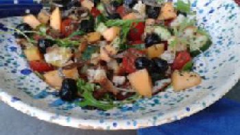 La Panzanella est une salade Italienne, de Toscane, à base de Pain. Autrefois, plat du pauvre, elle est devenue assez à la mode. Avec peu de choses et du pain rassis, vous allez en surprendre plus d'un !