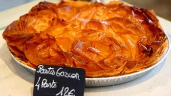 Ne pas confondre avec le Pastis Landais.  " Lou Pastis " en Occitan. Son origine remonterait à L'invasion de l' Europe du sud par les Maures qui auraint importé leur technique de la pâte très fine. La fameuse Pastilla au feuilles de filo.