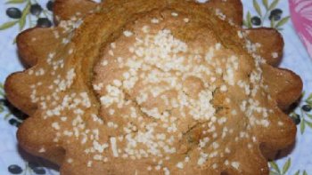 Le mot "Pastis" n'a rien à voir avec l'alcool du même nom... C'est sans doute un mot gascon "pasta" qui veut dire pâte ou pâté... On le parfume traditionnellement avec de l'Armagnac ou du Rhum et de la fleur d'oranger et on ajoute de  l'alcool anisé.