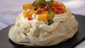 La Pavlova est un dessert à base de meringue, de chantilly et fruits exotiques