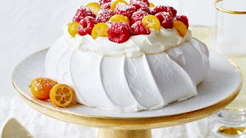 Ce gâteau meringuez inventé et préparé en l'honneur de la danseuse russe Anna Pavlova lors d'une tournée en Australie et en Nouvelle-Zélande. Les deux pays revendiqent l'invention de la pavlova, ce qui est source de conflit.