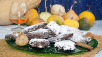 La recette traditionnelle de cuisine italienne pour la Toussaint, la fête des morts. Des gâteaux faits avec biscuits boudoirs et macarons pressée et aux épices. Une recette ancienne, facile à faire, qui fait part de la tradition des gâteaux épicés de la cuisine italienne. !