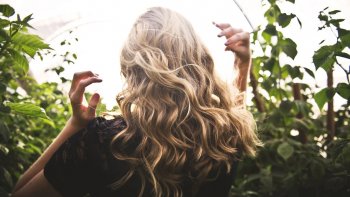 Cet article propose à ceux et celles qui souffrent d'une alopécie précoce (perte de cheveux) des solutions pour gérer cette situation, tout en restant en harmonie avec soit même !