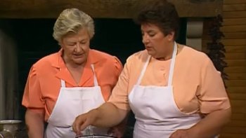 Aujourd'hui âgé de 83 ans, Marie-Thérèse Ordonez dite MAÏTÉ. ancienne Actrice, animatrice, Restauratrice Landaise de Rion-des-Landes (40) qui à animé des émissions culinaires sur France 3, avec Micheline Banzet-Lawton, dont la cuisine des Mousquetaires de 1983 à 1999. vous propose la Paella de la côte Basque. Régalez vous.