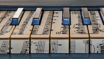 Même ton Piano me paraît un peu ringard mon pauvre Joël !
 Fais-nous voir tes moyens de communication .
On est curieux de voir ta collection ...