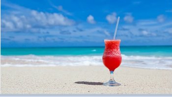 Pour les amoureux de la mer,plages paradisiaques...paysages verdoyants,horizon à perte de vue.......Pour prolonger les vacances......et rêver aux prochaines.......
Images internet:Elle évasion