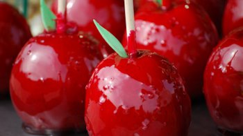 Les Pommes d'Amour que l'on retrouve généralement dans les fêtes foraines. Cependant, vous pouvez aussi les réaliser à la maison pour faire plaisir aux amoureux.