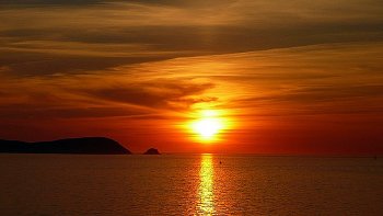 Le coucher de soleil est le moment où le soleil disparait derrière l'horizon dans la direction de l'ouest.