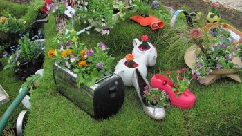 Avec des objets de récupération. Il existe plusieurs façons de décorer son espace extérieur. L'une des plus populaires est d'embellir avec des pots de fleurs la terrasse de jardin, la véranda, le porche ou une autre zone du jardin appropriée . Cependant, la plupart des pots extérieurs sont très coûteux et on ne peut pas se permettre d'en acheter plusieurs.