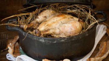 Le poulet est une recette qui sublime cette volaille par ses arômes et saveurs. 