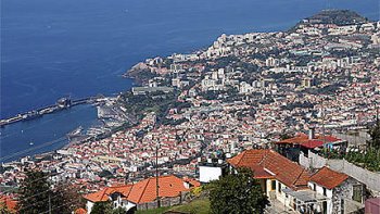Montons dans le petit Bus et allons découvrir sur l'Île de Madére au Portugal, la Vieille ville médieval de funchal et ses portes peintes de la rue Santa Maria.