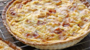 Cette quiche, parfumée à feuilles de sauge et un très savoureux, exquis. farci au fromage et de poires.  (très facile à réaliser)