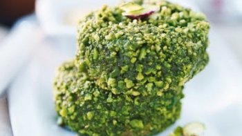 Ces tranches de saucisson en coque de pistache se marient à merveille avec le velouté de pois chiche.