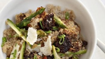 Fonio une céréale à la mode et populaire en Afrique de l'Ouest. Elle est cultivée depuis des milénaire. Vendu sous forme de céréale ou farine.