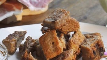 Les pous sont des croustillants de blé noir qui doivent leur nom au soupir qu'exhale la pâte quand on crève la bulle en formation, un « pouh ! » qui sera bientôt suivie d'un miam !