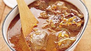 Recette Napolitaine qui remontent à l'antiquité Grecque et Romaine. qui est servi  avec le sanguinaccio  ( sauce à base de chocolat noir. )