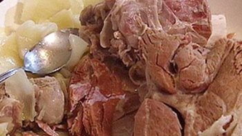 Dans l"ancien temps, le rapouté thiernois était un plat de pauvres. Lorsque le jambon était mangé, les os et le peu de viande qui restaient étaient mis en valeur dans ce plat auvergnat.