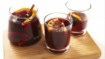 Mélange de vin, fruits, épices et cacao. Laisser mariner 2/3 jours avant de le déguster.