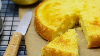 Recette facile à faire, qui plait toujours !  Possibilité de faire ce moelleux avec 1 orange  à la place des 2 citrons.