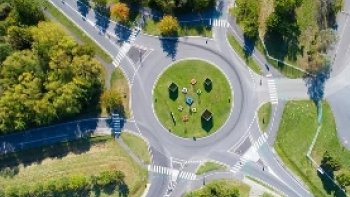 les    architectes "artistes "  se livrent une bataille originale ,,,,à qui aura l'idée la plus farfelue  ...ça tourne rond   dans leur cerveau !!