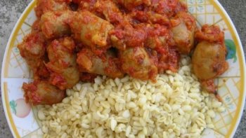 Avec notre chef ordissinaute Lucciolo, le voyage est toujours à l'honneur. Partons dans l'Océan indien à Madagascar, à l'île de La Réunion et à l'île Maurice avec cette recette gourmande du rougail de saucisse.