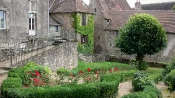 Saint Benoît du Sault est un petit village médiéval de l'Indre, posté fièrement au bord d'un étang. Le Moyen Âge qui vit un peu partout au fil des rues. La maison de l'argentier en est un exemple, ou le beffroi du village. Un imposant portail est une ancienne fortification de la commune. C'est Marie-France qui vit dans cette bâtisse. A l'intérieur, on trouve des poutres et pierres apparentes qui confèrent au lieu un aspect protecteur, propre à sa fonction première. Autour de Saint Benoît du Sault, tout n'est que verdure et cours d'eau. !
